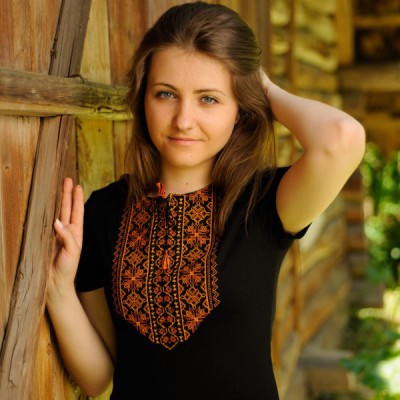 Embroidered t-shirt "Lace - Orange on Black"
